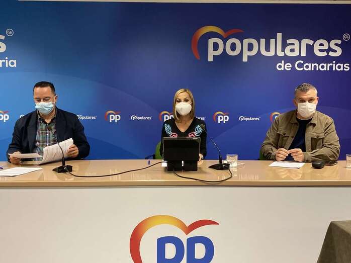 Poli Suárez (i) junto a Australia Navarro y a otro dirigente de los populares grancanarios (Foto TA)
